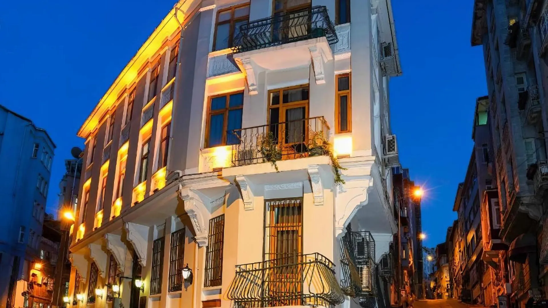 White Bolshoi Rooms Istanbul 3*,